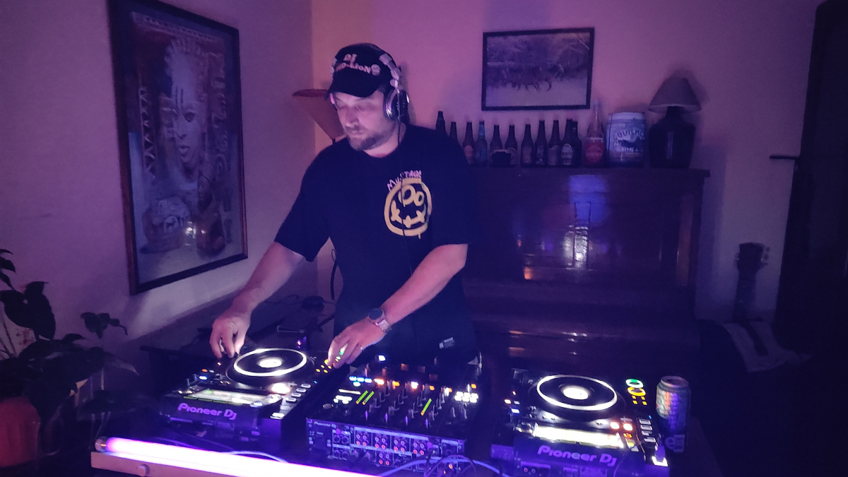 DJ WilD-LioN trance performance